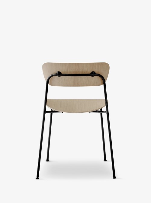 Pavilion AV1 in Lacquered Oak Pavilion AV1 designed by Anderssen And Voll &Tradition, Pavilion dining chair by &Tradition